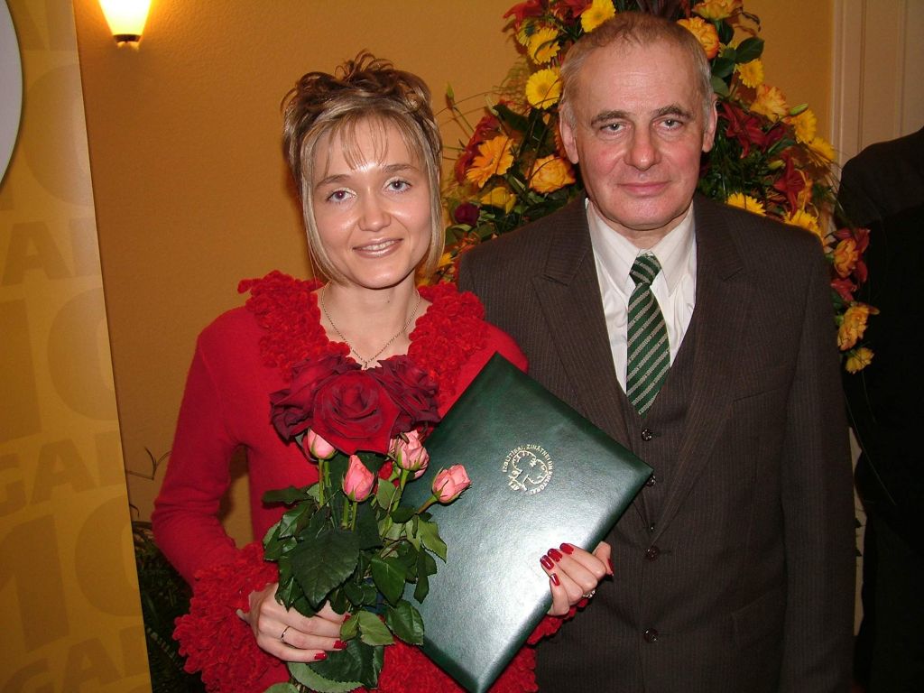 Kristīne Anuļeviča ar savu zinātnisko vadītāju Konradu Murānu